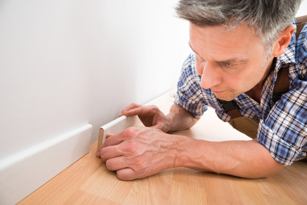 taking off floor mouldings